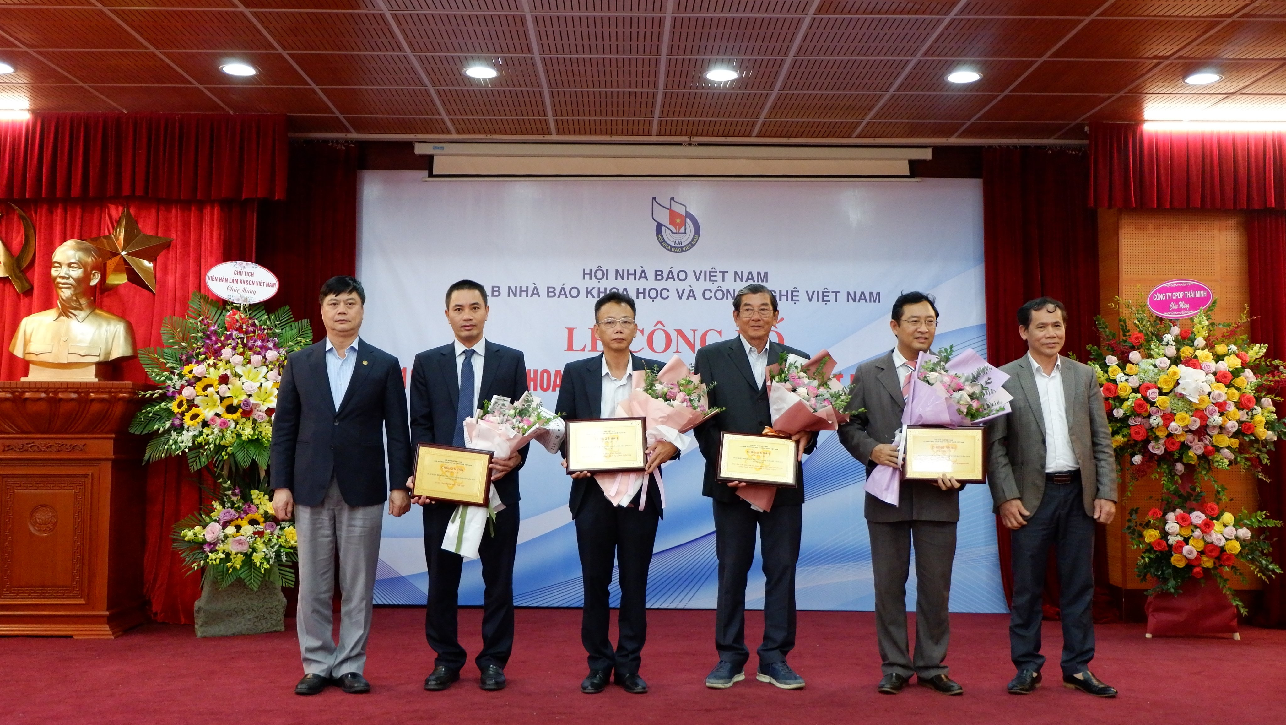 Phó Tổng Giám đốc Tổng Công ty VNPT - IT Hà Thái Bảo nhận kỷ niệm chương của Ban Tổ chức (người đứng thứ 2 từ trái sang)